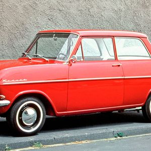 Der erste Opel Kadett wurde von Ende 1936 bis Mitte 1940 gebaut. Nach einer längeren Pause wurde die Modellbezeichnung mit Erscheinen des Kadett A im Frühsommer 1962 wieder in das Programm aufgenommen. Auch ein neues Werk für den VW-Käfer-Herausforderer entstand 1962 in Bochum. Nach Stilllegung des Werks wurden die Flächen im Jahr 2015 durch die Firma Bochum Perspektive 2022 GmbH zu einem symbolischen Preis gekauft, um sie der städtebaulichen und gewerblichen Entwicklung im Rahmen des Projekts Mark 51°7 zuzuführen.(Bild:  Opel)