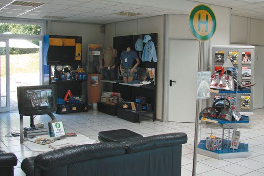 Die Bushaltestelle im Aufenthaltsbereich – Fahrdienste gibt es ab hier. (Archiv: Vogel Business Media)