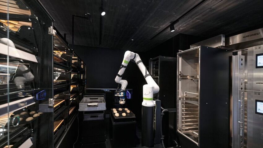 Bakisto besteht aus drei miteinander vernetzten Systemen: Einem kollaborierenden Roboter (Cobot) von Fanuc, Wanzls smartem Backwarenpräsenter Bake Off i mit Künstlicher Intelligenz (KI) und dem netzwerkfähigen Backofen Dibas blue2 mit automatischem Be- und Entladesystem Tray Motion von Wiesheu. (Bild: Wanzl)