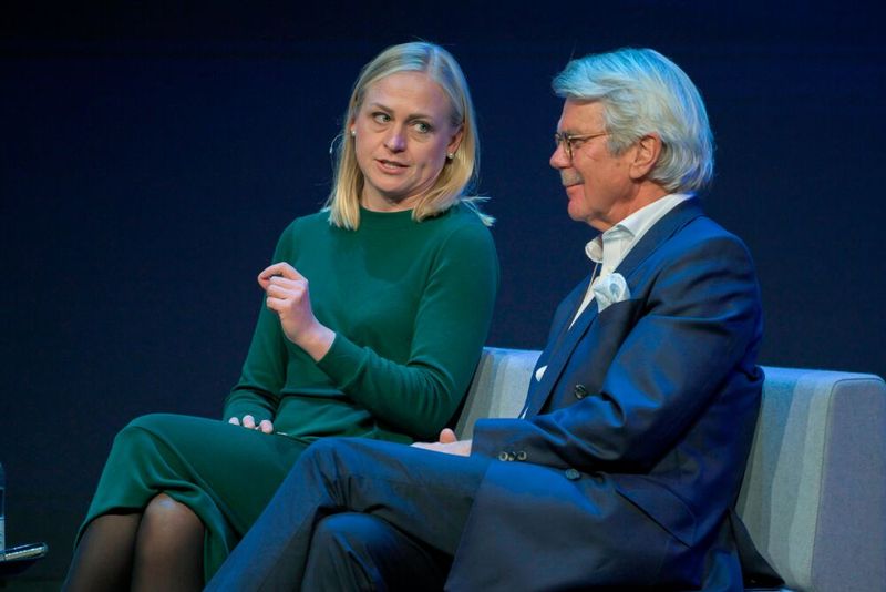 Ja, Europa braucht eigenes KI-Wissen und muss es einsetzen (können), es benötigt andere Strukturen und straffere Regulatorik, muss schneller, handlungsfähiger werden. Dazu braucht es andere Strukturen. Nur welche und wie? Elina Valtonen, die Außenministerin Finnlands, und Björn Wahlroos sind sich uneins.  (Bild: AI Finland)