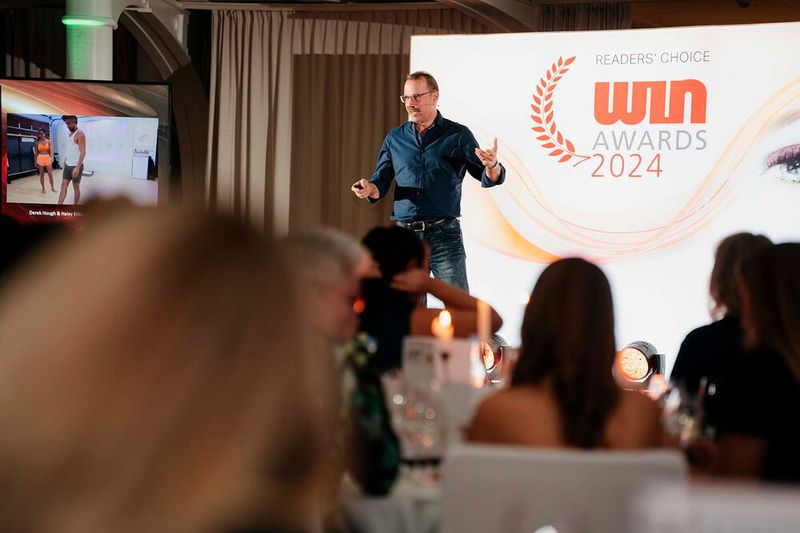 Zwischen Vor- und Hauptspeise gab es eine schwungvolle Dinner-Speech von Bernd Preuschoff. Und das im wahrsten Sinne des Wortes, denn… (Bild: Manuel Emme)