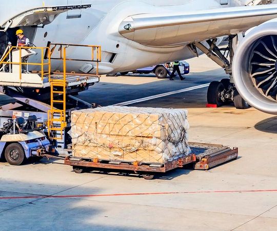 Jetzt verbessert sich die Lieferkettentransparenz im Luftfrachtbereich. Denn Siemens Digital Logistics ist jetzt Kunde bei Bluebox Systems, einem Experten in der Entwicklung smarter Luftfracht-Verfolgungssysteme. Lesen Sie hier, was nun passiert ...(Bild:  Avanti Aerospace)