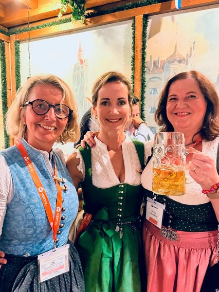 Die drei sind schon ein eingespieltes Wiesn-Team. v.l. Stephanie Steen (IT-BUSINESS), Katja Neumann (Vertiv), Lilli Kos (IT-BUSINESS). (Bild: Vogel IT-Medien GmbH)