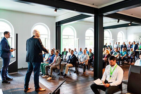 Begeistertes Publikum im ehemaligen Hauptzollamt (Bild: ALSO)