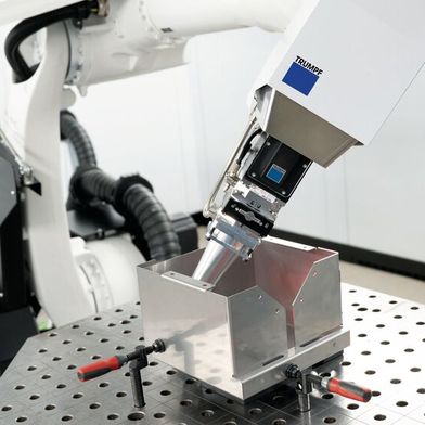 Mit der neuen «TruLaser Weld 3000» präsentiert Trumpf zur Euroblech 2026 eine kompakte Roboter-Laserschweisszelle, die sich durch KI deutlich schneller programmieren lässt.  (Bild: Trumpf)