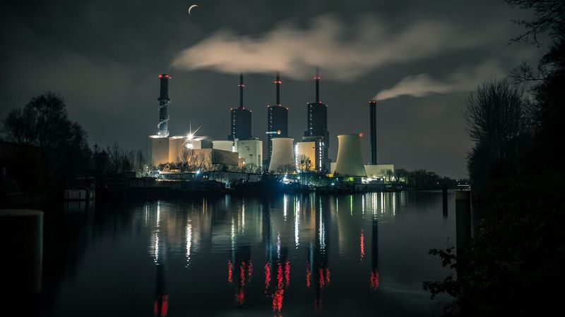 Seit mehr als 50-Jahren setzt sich die EU und internationale Politik mit dem Gewässerschutz auseinander. Ein Einsatz, der sich bezahlt macht. Der Bericht „Chemikalien in den Gewässern Europas – Kenntnisse heute“ aus dem Jahr 2019 bestätigt, dass EU-weit Flüsse und Seen immer besser vor Schadstoffen geschützt werden. Auch Deutschland hält an der Zielsetzung des Gewässerschutzes fest und verfolgt besonders streng die Einstufung der Wasserqualität.  Die Chemieindustrie benötigt Wasser vor allem zur Kühlung und Produktion. Dieses Wasser entnehmen Unternehmen aus Flüssen und Seen. Das oberste Ziel dabei ist ein nachhaltiges Bewirtschaften des Gewässers. Deswegen sind die Betreiber in der Pflicht, dieses nachzuweisen, um eine Genehmigung zu bekommen. Heute gelten diese Genehmigungen meist nur noch wenige Jahre, während sie früher meist unbefristet vergeben wurden. Es sind somit immer wieder zahlreiche neue Anträge und Verlängerungen der Erlaubnisse notwendig. Dies beeinträchtige vor allen die Rechts­ und Planungssicherheit der chemischen Unternehmen.  (Bild: gemeinfrei)