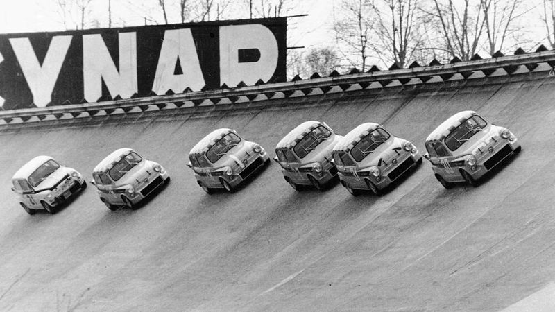 Der kleine Fiat 600 lieferte ab 1955 die Basis für Carlo Abarths PS-Zauberei: Der 23-PS-Winzling erstarkte als Berlina Corsa auf bis zu 100 PS. Abarths erste Version des Seicento beinhaltete einen, mit dem sich die Leistung des 633-ccm-Motors verdoppeln ließ: von 21,5 auf 41,5 PS. Die Höchstgeschwindigkeit von 95 km/h des Serien-600ers übertraf seine Version mit 130 km/h deutlich. Anfang 1961 wurde der 850 TC (Turismo Competizione) vorgestellt. 1962 folgte eine 1.000-ccm-Version, erhältlich als Straßen- oder Rennwagen. (Bild: Abarth_Stellantis )