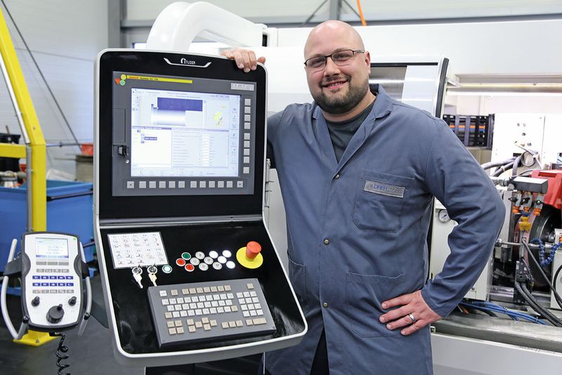 Marcel Wagner, Produktionsleiter, ist praktisch zeitgleich mit der Studer S33 in das Unternehmen eingetreten und ist von der Bedienung  der Maschine schlicht begeistert: «Das Programmieren mittels Studerwin ist sehr modern und absolut geeignet für eine Werkstatt! Da habe ich viele Geräte zu Hause, die für mich schwieriger zu bedienen sind.» (Matthias Böhm, SMM)