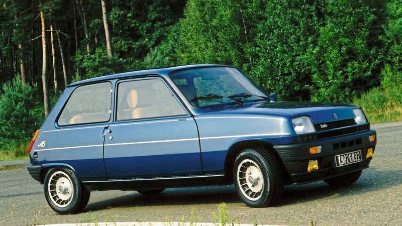 1981 spendierte Renault seinem R5 Alpine eine Leistungssteigerung per Turbolader. Der Motor hat eine Klopfregelung, jedoch keinen Ladeluftkühler, und der Vergaser ist vor dem Turbolader angeordnet. (Bild: Renault)