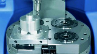 Mit einem Nullpunktspannsystem lassen sich Werkstücke und Vorrichtungen schnell und präzise fixieren; aufgrund der einheitlichen Schnittstelle können Werkstücke rasch zur nächsten Bearbeitung gewechselt werden. Bild: Schunk (Archiv: Vogel Business Media)