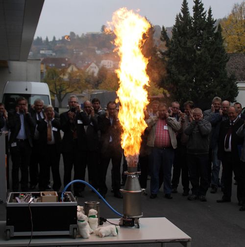 Bilder von der Explosion im Rahmen des Pumpen- und Schüttgutforums 2012 in Würzburg. Die Explosion wurde von der Firma Rembe durchgeführt. (Bild: PROCESS)
