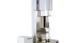 Das FT4 Powder Rheometer ist ein Pulverprüfgerät für umfassende Tests, mit patentierter dynamischer Messmethode und  automatisierten Scherzellen (nach ASTM D7891). (Bild: Freeman Technology)
