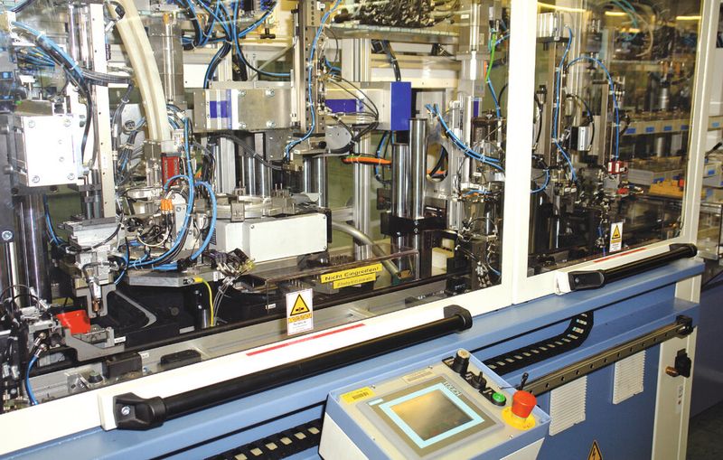 Bild 4: Durch das an das modulare Sicherheitssystem optional anreihbare Standarderweiterungsmodul für Profibus DP kann über die Anlagensteuerung eine Diagnose bis auf die Feldebene durchgeführt werden. (Bild: Siemens)