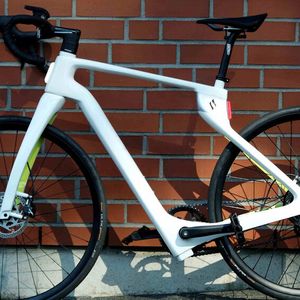 Sonderlich filigran wirkt des E-Rennrad nicht.(Bild:  sp-x / Mario Hommen)