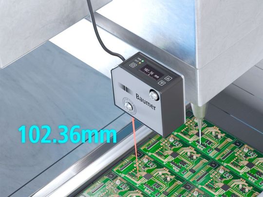 Laser-Distanzsensoren ermöglichen die wiederholgenaue und präzise Positionierung von Werkzeugen auf einer Vielzahl von Oberflächen, wie z.B. glänzenden PCB-Substraten oder metallischen Oberflächen. (Bild:  Baumer)