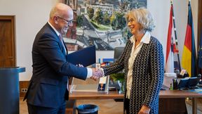 Le maire de Berlin, Kai Wegner, en compagnie d'Alexandra Knauer, lors de la cérémonie du 19 octobre. (Image :Archives régionales de Berlin / Grönboldt)