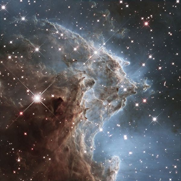 Monkey Head Nebula (2014): Das Hubble-Weltraumteleskop nahm dieses Infrarot-Porträt einer 6.400 Lichtjahre entfernten, brodelnden Region der Sternengeburt auf. Das Hubble-Mosaik enthüllt eine Ansammlung von geschnitzten Knoten aus Gas und Staub in einem kleinen Teil des Affenkopfnebels (auch bekannt als NGC 2174 und Sharpless Sh2-252). Der Nebel ist eine Sternentstehungsregion, die dunkle Staubwolken beherbergt, die sich von glühendem Gas abheben. (NASA)