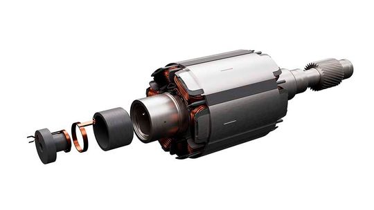 Das ist ein neuartiger Elektromotor, der von ZF entwickelt wurde. Er heißt I2SM und gilt als Weiterentwicklung des fremderregten Elektromotors (FSM), die zwar auch keine Magnete brauchen, aber zwangsweise größer gebaut werden müssen. Hier mehr dazu ... Das ist ein neuartiger Elektromotor, der von ZF entwickelt wurde. Er heißt I2SM und gilt als Weiterentwicklung des fremderregten Elektromotors (FSM), die zwar auch keine Magnete brauchen, aber zwangsweise größer gebaut werden müssen. Hier mehr dazu ...