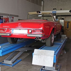 Deutlich betagt ist dieser Mercedes 230 SL.(Bild:  Schreiner/»kfz-betrieb«)
