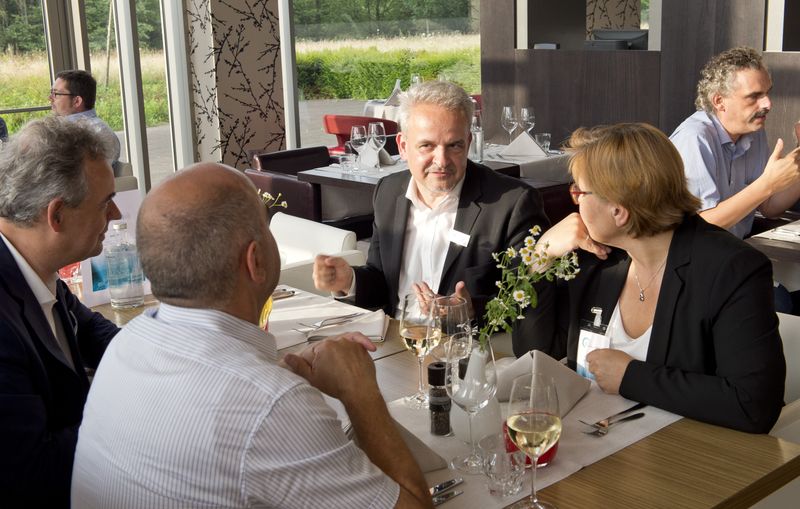 Uwe Rehwald (Eset) in angeregter Unterhaltung mit seinen Gästen (Eset)