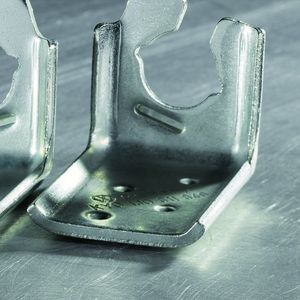 Bild 1: Bei traditionellen L-Haltern werden diese mit einigen Schweißpunkten an der Karosserie befestigt.