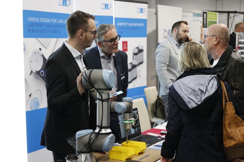 Am Stand von Schmachtl gibt es einen Roboterarm in Aktion zu bestaunen.    Mehr Infos zu den kommenden LAB-SUPPLY-Messen finden Sie auf www.lab-supply.info.  (LABORPRAXIS, C. Lüttmann)