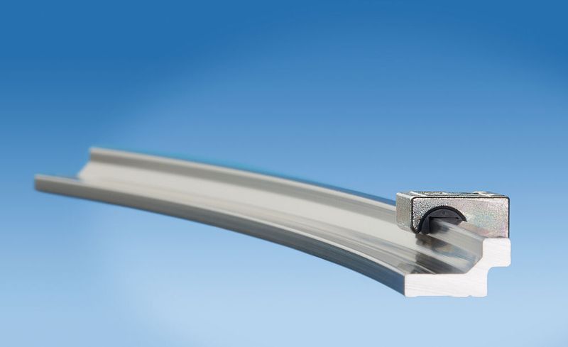 Im Drylin-Programm sind auch gebogene Führungen erhältlich. Angepasste Schlitten erlauben Kurvenfahrten ohne Verkanten und Verklemmen. (Bild: Igus)