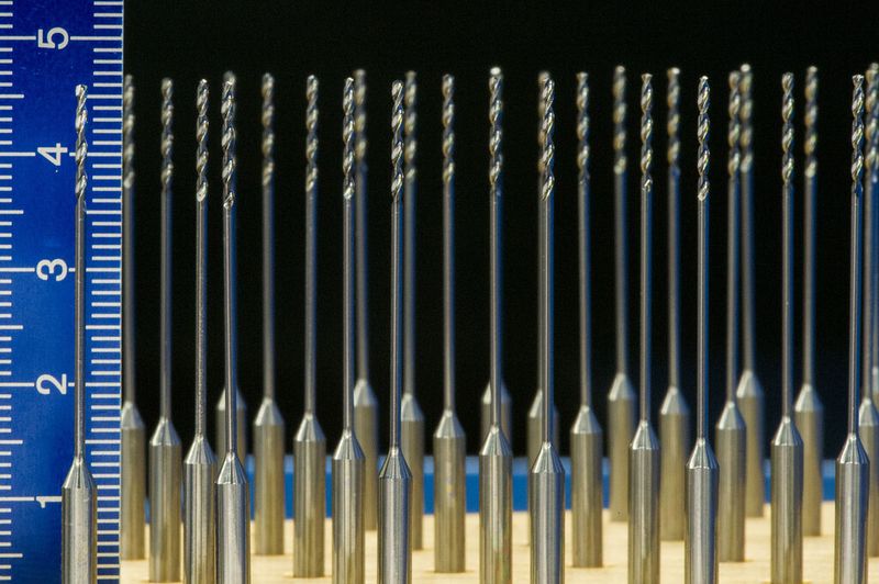 Die langen ‚Hälse‘ dieser CrazyDrill VHM-Bohrer bringen hohe Flexibilität und erhöhen dadurch die Prozesssicherheit massiv. (Thomas Entzeroth)