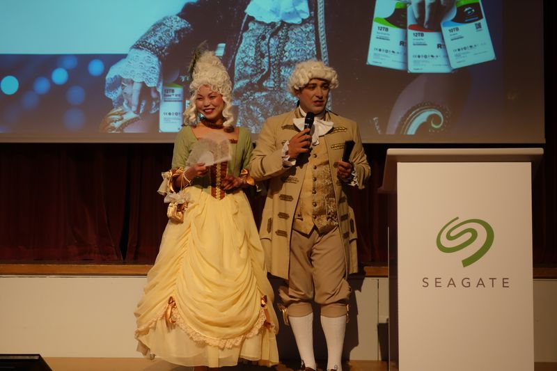 Sheraine Chua und Frank Iarusci, Seagate, geben bekannt, dass sich jeder umziehen muss (darf)! (Bild: IT-BUSINESS)