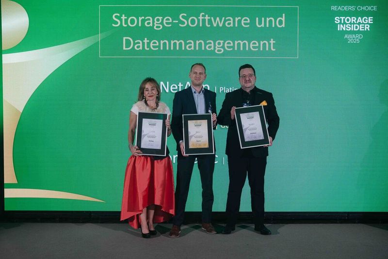Um die allenthalben anfallenden riesigen Datenmengen im Griff zu behalten, benötigen Unternehmen Software zur Virtualisierung und Verwaltung dieser Daten. Die sechste Storage-Kategorie versammelt entsprechende Lösungen in der Kategorie „Storage-Software & Datenmanagement“. Ausgezeichnet werden im Namen der Storage-Insider-Leserinnen und -Leser: NetApp (Platin, repräsentiert durch Begoña Jara), Huawei (Gold, Christoph Wezel) und StorMagic (Silber, Tobias Pföhler). (Bild: Manuel Emme Fotografie)