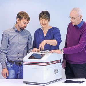 Das Dresdner Unternehmen Sempa Systems wird das marktreife Hi-Bar-Sens Messgerät basierend auf der neuen Technologie anbieten. Im Bild (v. l.): Johannes Grübler von Sempa Systems sowie Susann Kleber und Dr. Wulf Grählert vom Fraunhofer IWS.(Bild:  Amac Garbe/Fraunhofer IWS)