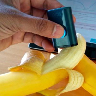 ...während das SCiO-Gerät von Consumer Physics und Analog Devices als kleines, mobiles Analysegerät für Lebensmittel dient. (Bild: Analog Devices)