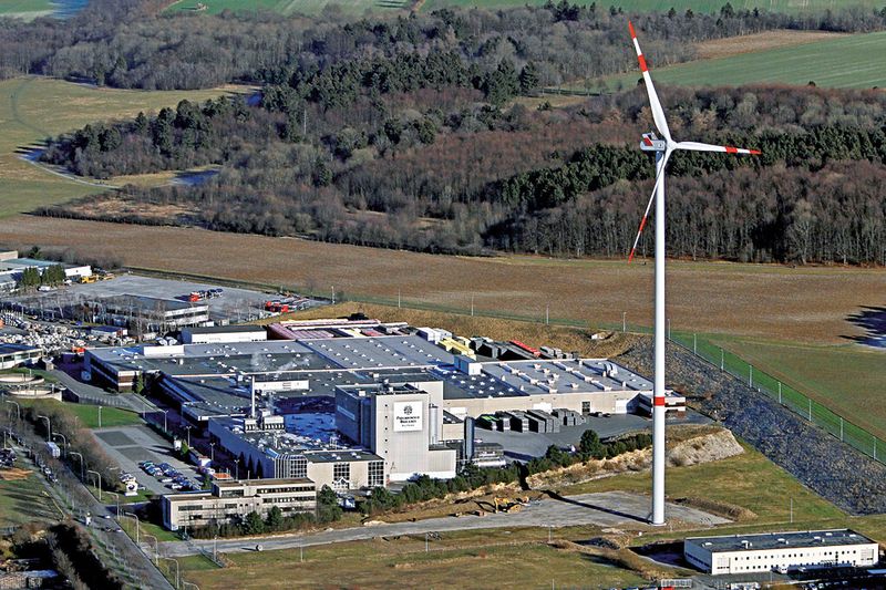 Auch die Paderborner Brauerei setzt auf selbst erzeugten Windstrom. (Bild: Paderborner Brauerei)