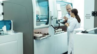 Rys. 1: W laboratorium gromadzi się ogromna ilość danych. Ważne jest, aby dane te były przekazywane między urządzeniami laboratoryjnymi a systemami. W tym celu potrzebne są odpowiednie interfejsy. (Ilustracja poglądowa) (Zdjęcie: ©Viacheslav Yakobchuk – stock.adobe.com)
