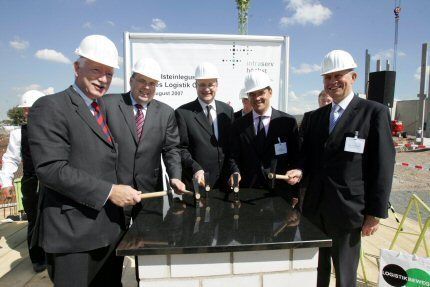 Grundsteinlegung für das Logistik-Center im Industriepark Höchst (von rechts): Hermann-Josef Kellerhaus, Geschäftsführer Infraserv Logistics, Stadtrat Boris Rhein, Jürgen Vormann und Dr. Roland Mohr, die Geschäftsführer von Infraserv Höchst, und Dr. Günther Glatzel, Geschäftsführer der Firma DAL, die als Bauherr fungierte.  (Bild: Infraserv Höchst)