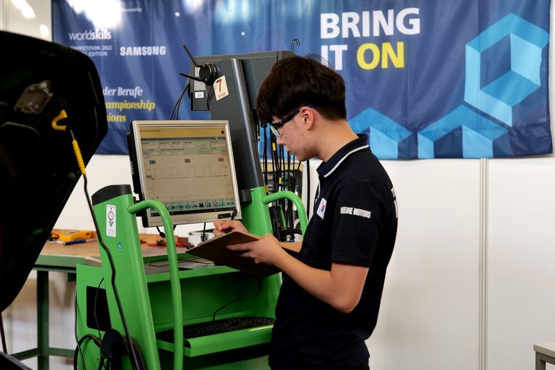 Weitere Teilnehmer der Word Skills 2022 Special Edition in Dresden waren: Yeon Gyu Kim aus Korea, ... (Bild: Schmidt/autoFACHMANN)