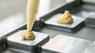 Gap Filler: Flüssigen Gap Fillern kommt eine große Bedeutung bei der thermischen Anbindung und Entwärmung elektrischer Komponenten in der E-Mobilität zu. (KERAFOL)