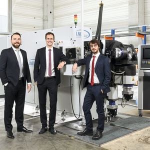 V. l.: Matthias Werner, Daniel Maier und Lorenzo Scandola forschen für ihre Dissertationen zum Thema Freiformbiegen. (Bild:  utg)