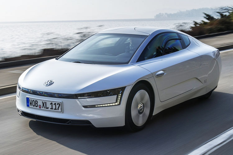 Volkswagen markiert mit dem Zweisitzer XL1 einen neuen Verbrauchsrekord. Dank seiner Plug-in-Technik gibt sich das Auto mit 0,9 Liter Benzin auf 100 Kilometer zufrieden und kann maximal 50 Kilometer elektrisch zurücklegen. (Foto: VW)