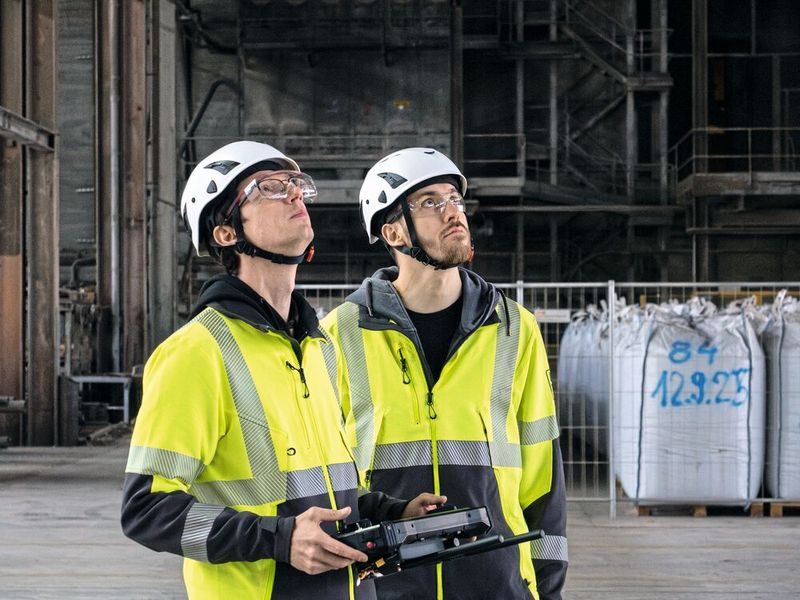 Statt eine Person vor Ort mit einer Wärmebildkamera in der Hand, können nun mehrere aus sicherer Distanz die Live-Bilder verfolgen. (Bild: Empa)