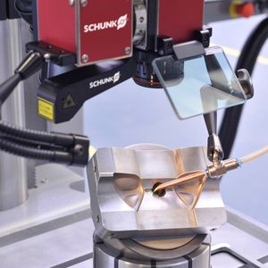 Mit der lasergestützten Abstandseinstellung LDA sind Wiederholgenauigkeiten im Bereich weniger Hundertstel möglich.