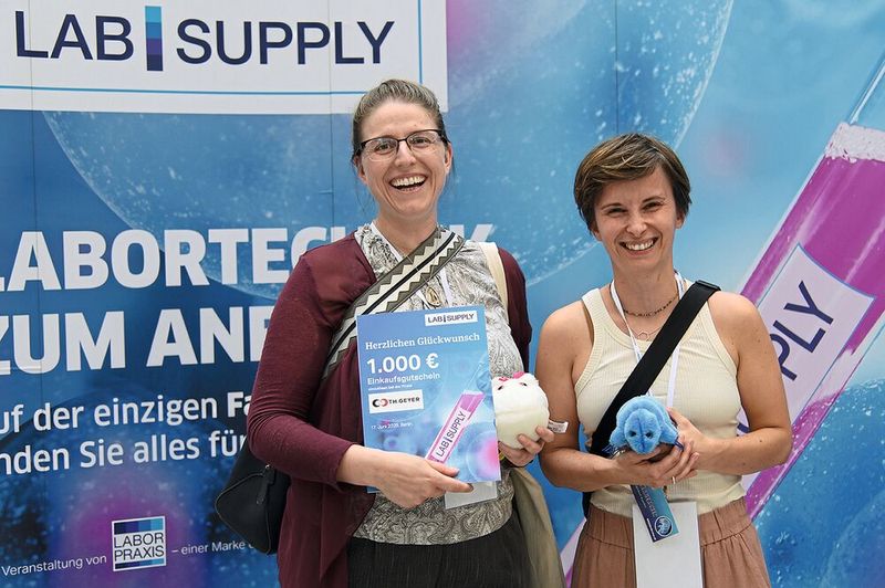 Eine Gewinnerin ist leider dem Foto entwischt. Wir gratulieren trotzdem nochmal allen dreien.   Mehr Infos zu den kommenden LAB-SUPPLY-Messen finden Sie auf www.lab-supply.info  (Bild: Stefan Stark)