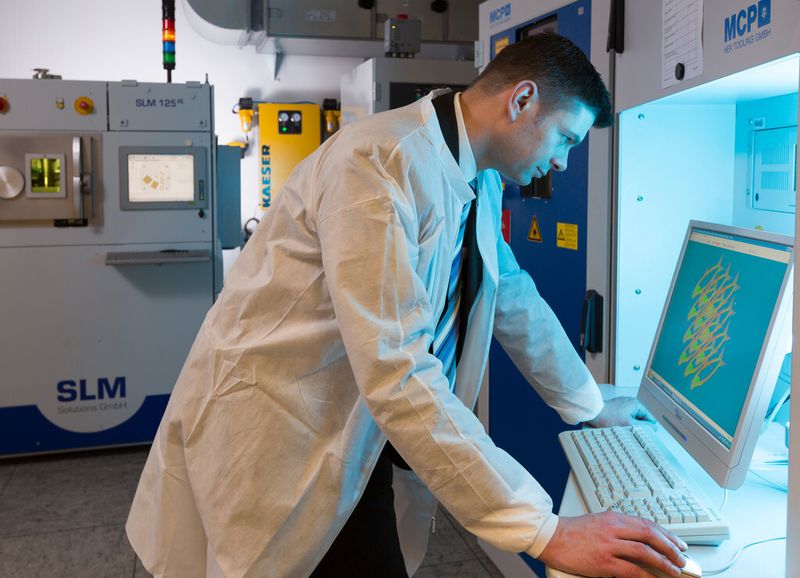 Olaf Rehme analysiert ein CAD-Modell für sein nächstes Druck-Objekt. (Siemens)