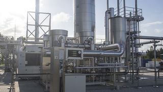 Die Audi E-gas Anlage in Werlte wurde von Etogas gebaut und verfügt über eine 25-mal so große Eingangsleistung wie die bislang größte Power-to-Gas Anlage. (Bild: Audi)