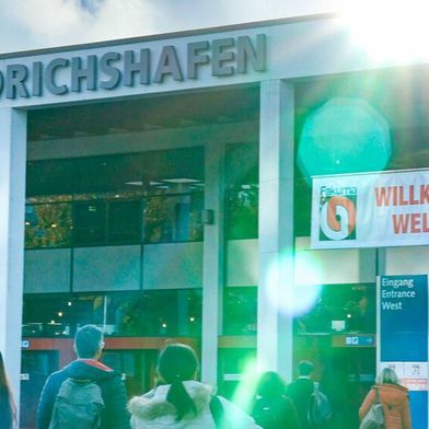 Am Freitag haben sich die Tore der 30. Fakuma-Messe in Friedrichshafen für gut ein Jahr wieder geschlossen. Erfahren Sie hier, was der Messeveranstalter P. E. Schall über diese Jubiläumsausgabe zu berichten hat ... (Bild: Schall)
