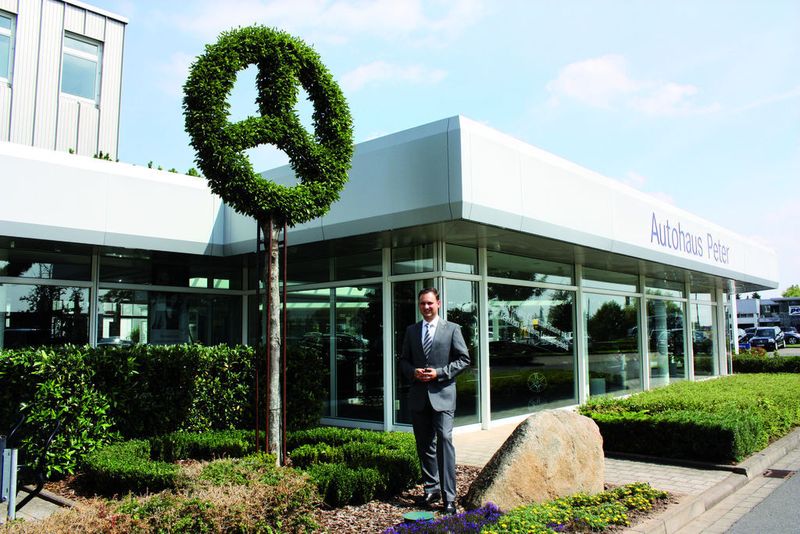 Vor dem Betrieb in Nordhausen hat das Unternehmen einen  eigenen „Mercedes-Baum“ gepflanzt.  (Foto: Peter)