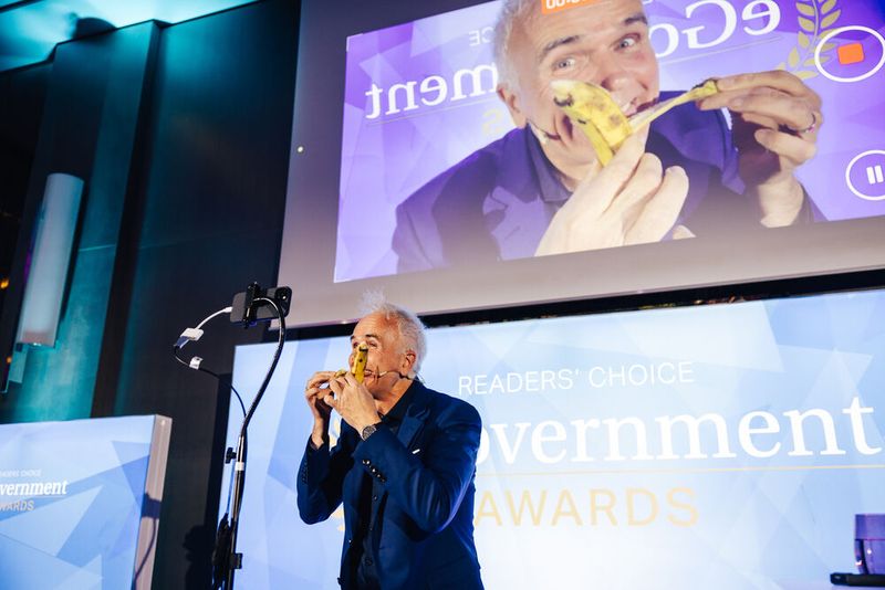 … sich seiner in der Kindheit erworbenen Fähigkeit des Rückwärtssprechens bediente, um im später rückwärts abgespielten Video zu zeigen, wie „Bananen hergestellt werden“. (Bild: © Offenblende/Christoph Wehrer )