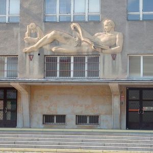 Das Originalrelief "Der Leser", wie es vor der Renovierung den Eingang der Schule zierte. Wegen der geplanten Renovierungsarbeiten musste das Kunstwerk weichen.