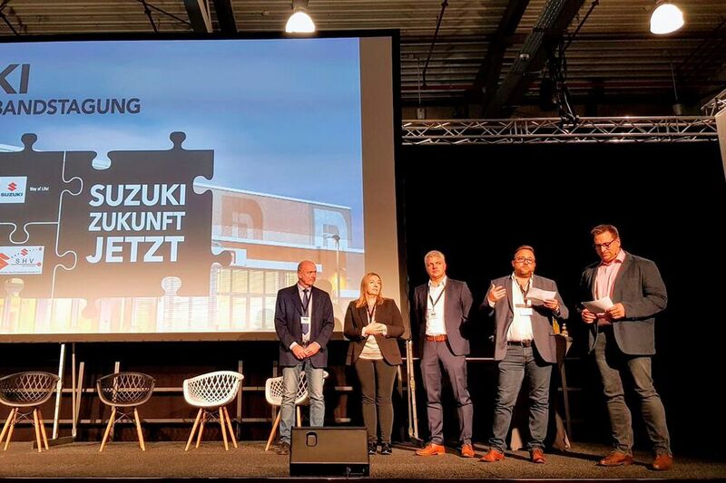 Die Führung des Suzuki-Händerverbands auf der Bühne der Verbandstagung in Idar-Oberstein (v.li.): Ralph Müller, Petra Mayer-Morhard, Christian Strasser (jeweils Vorstände), Mirko Janovich (Präsident) und Sascha Spindler (Geschäftsführer). (Suzuki-Händlerverband Deutschland)