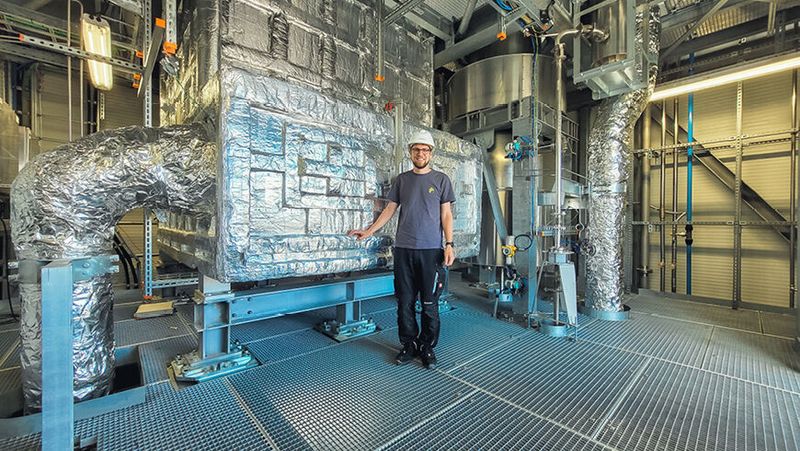 Lukas Geissbühler, Head of Thermal Systems at Synhelion, in front of the DAWN high-temperature heat accumulator. (Image:Synhelion)